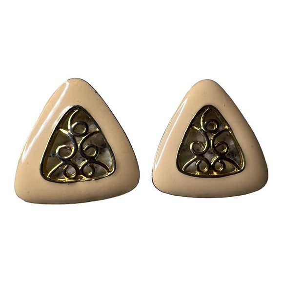 Vintage earrings with light pink enamel and gold centre. - Picture 2 of 3